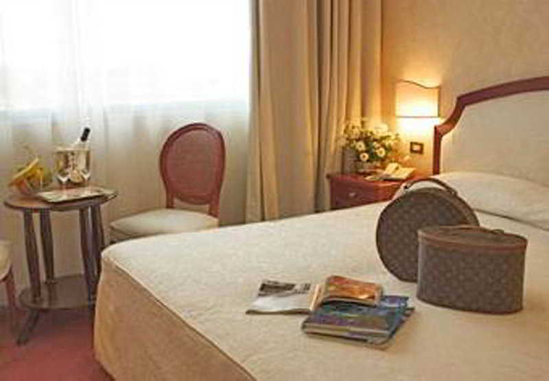 Hotel Martini Олбия Екстериор снимка